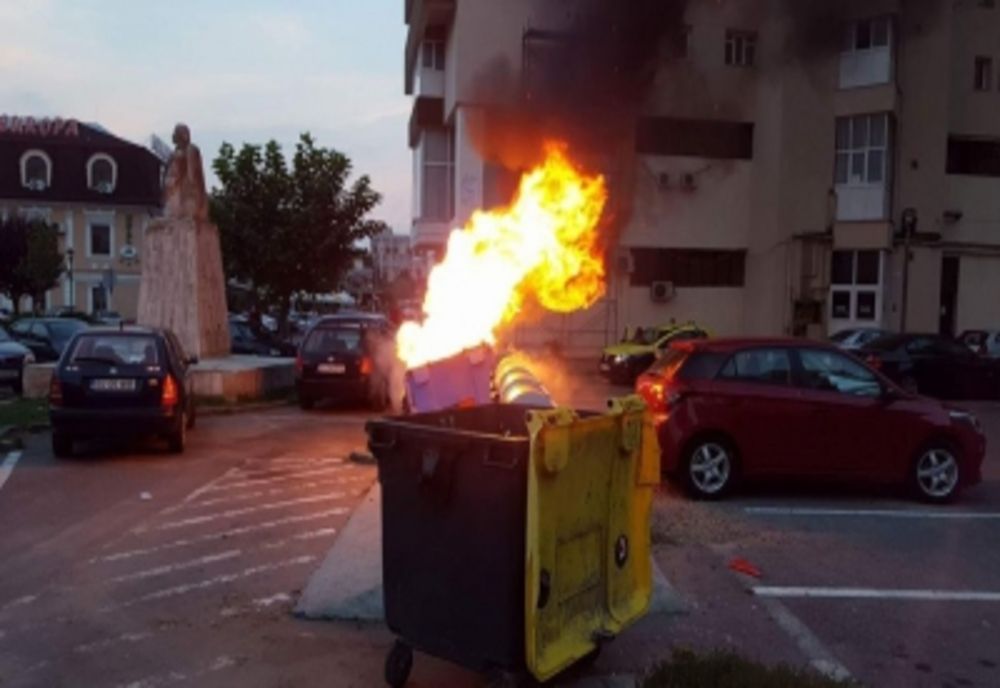 În arest după ce a incendiat două containere de gunoi