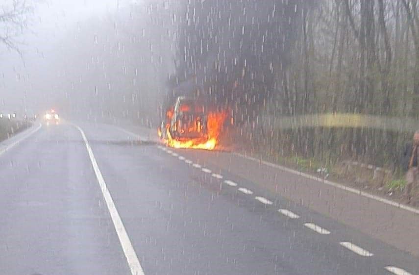 ULTIMĂ ORĂ: incendiu la un microbuz! 7 persoane s-au autoevacuat