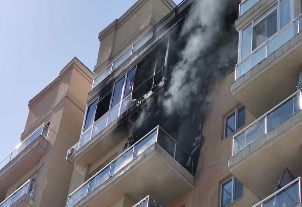 Incendiu la etajul 8 al unui bloc din Iași! 60 de persoane evacuate, trei dintre ele au suferit atac de panică