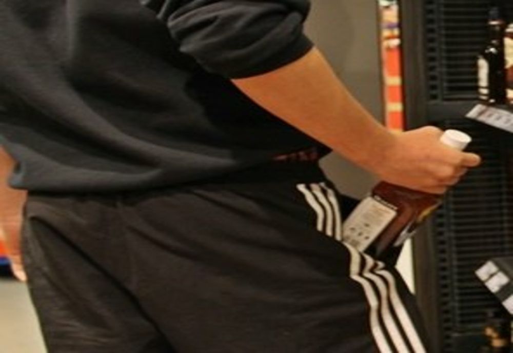 A furat 5 sticle cu whisky, dintr-un magazin din Iaşi