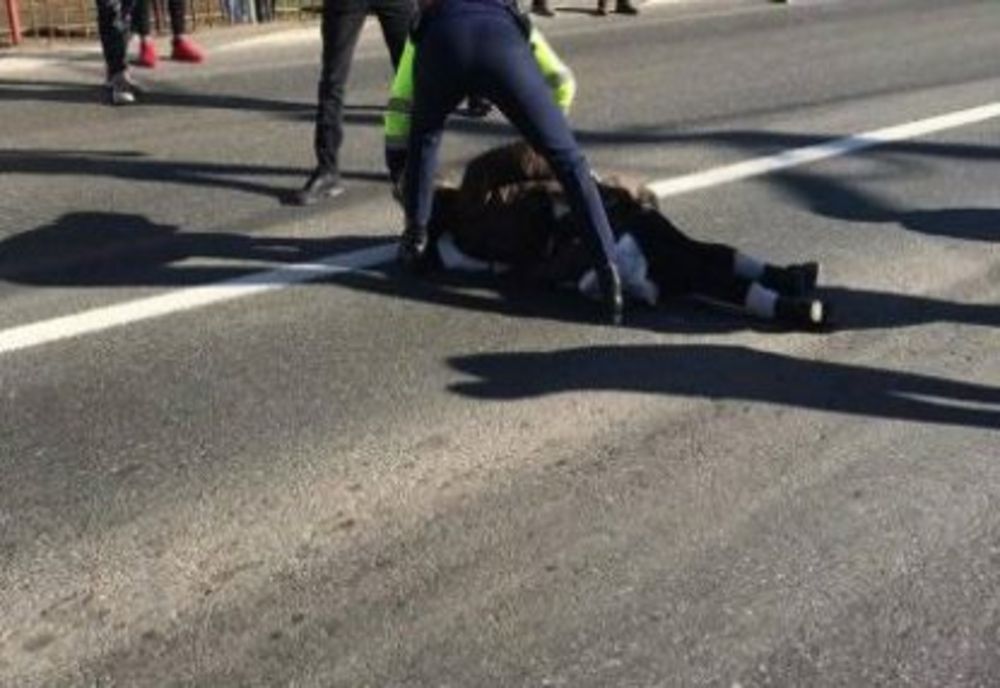 Neatenția se poate plăti cu prețul vieții! Un bărbat a murit încercând să traverseze strada neregulamentar