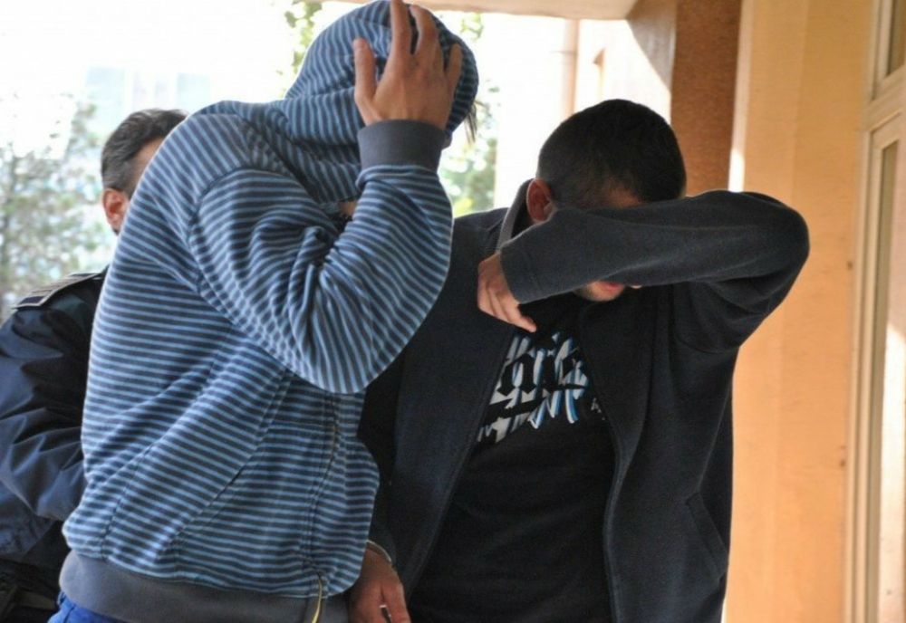 Au agresat un tânăr pentru o boxă portabilă! Au ajuns în arest