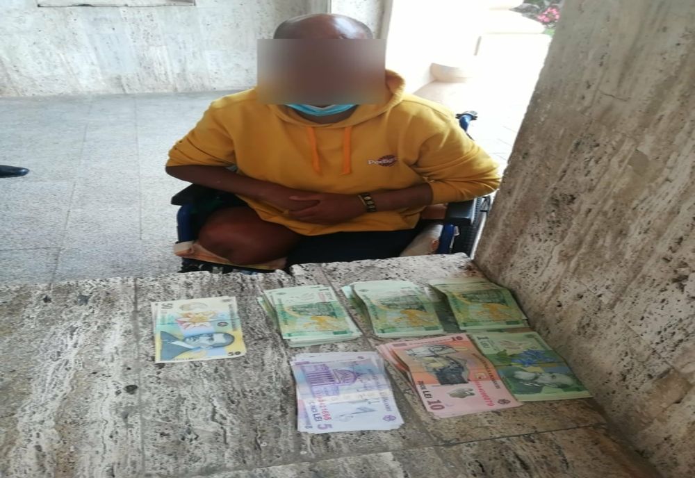 Polițiști locali zeloși! Au amendat un cerșetor infirm! Cum și-au motivat gestul