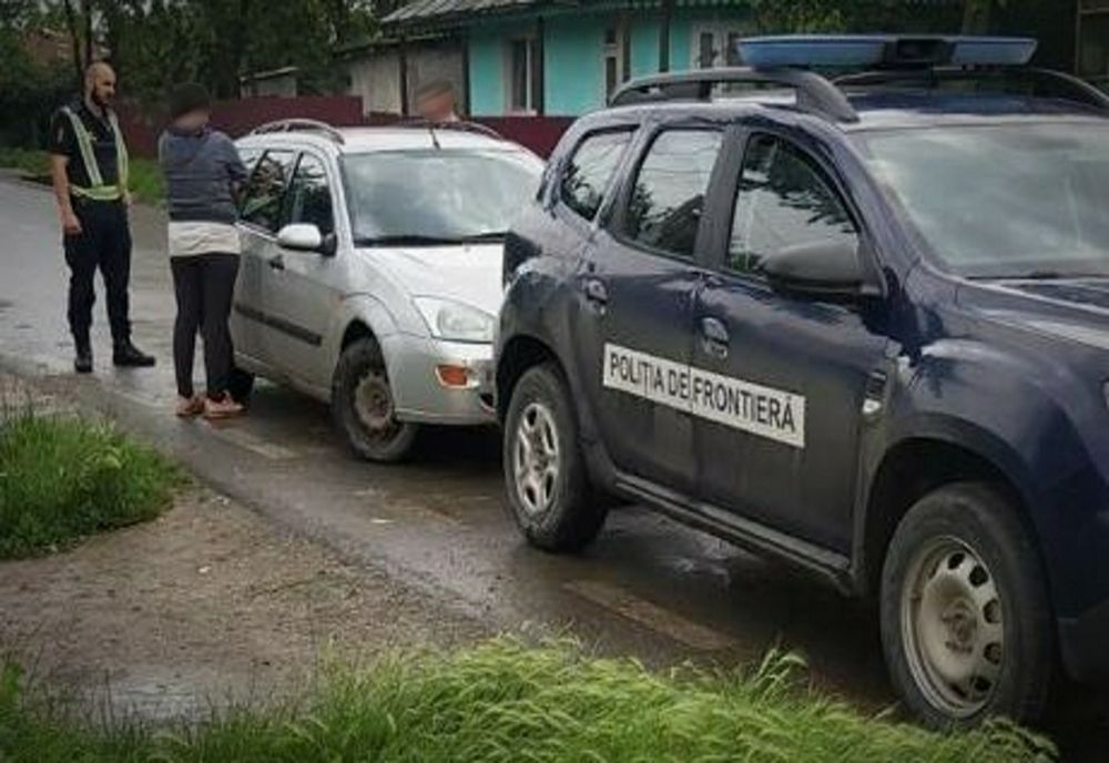 La bine şi la rău! A vrut s-o impresioneze lăsând-o să-i conducă mașina! Acum ambii au dosar penal
