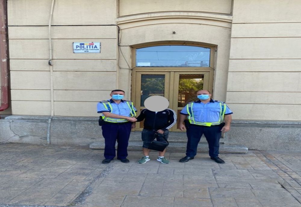 Borsetă plină cu bani, găsită în tren