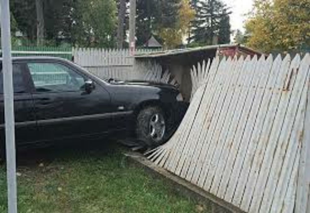 Mort de beat a furat o mașină, dar a pierdut controlul asupra volanului și s-a oprit într-un gard