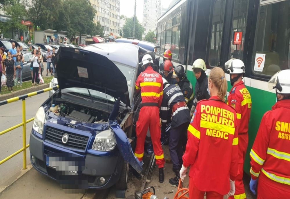 Accident rutier în Iaşi! Un tramvai a intrat în coliziune cu un autoturism