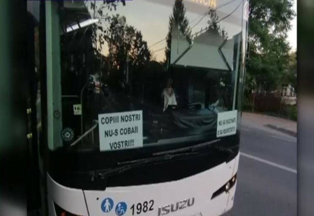 Un şofer de autobuz din Iaşi şi-a pus afişe antivaccinare pe parbriz