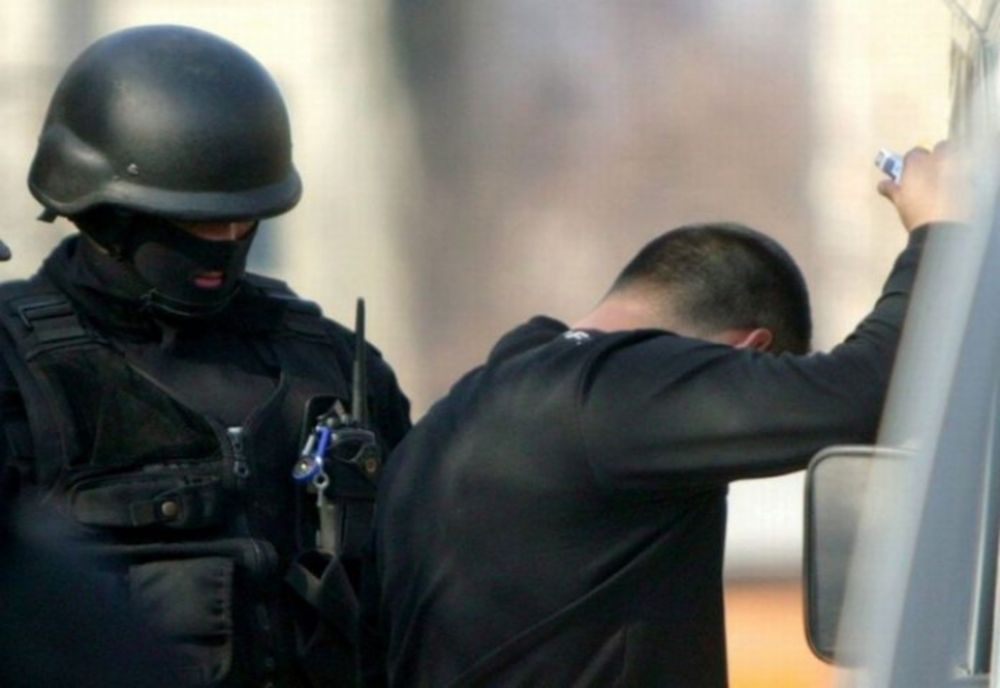 Săltați de polițiști în urma unor PERCEHZIŢII! De ce sunt acuzați tinerii