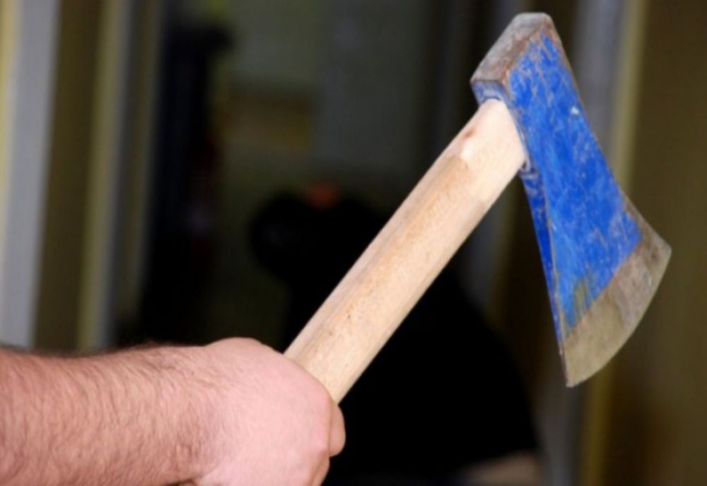 Scandal în Floreşti! Un bărbat din Iaşi a ameninţat cu o secure mai mulţi funcţionari publici