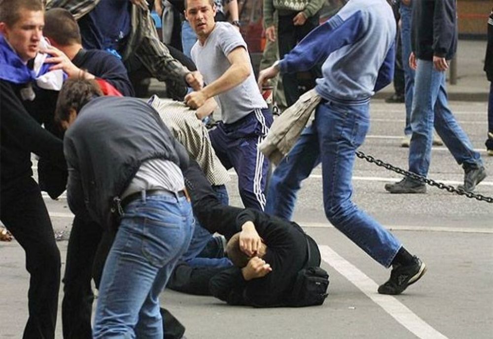 Bătaie în stradă, în județul Iași: mascații au tras focuri de armă