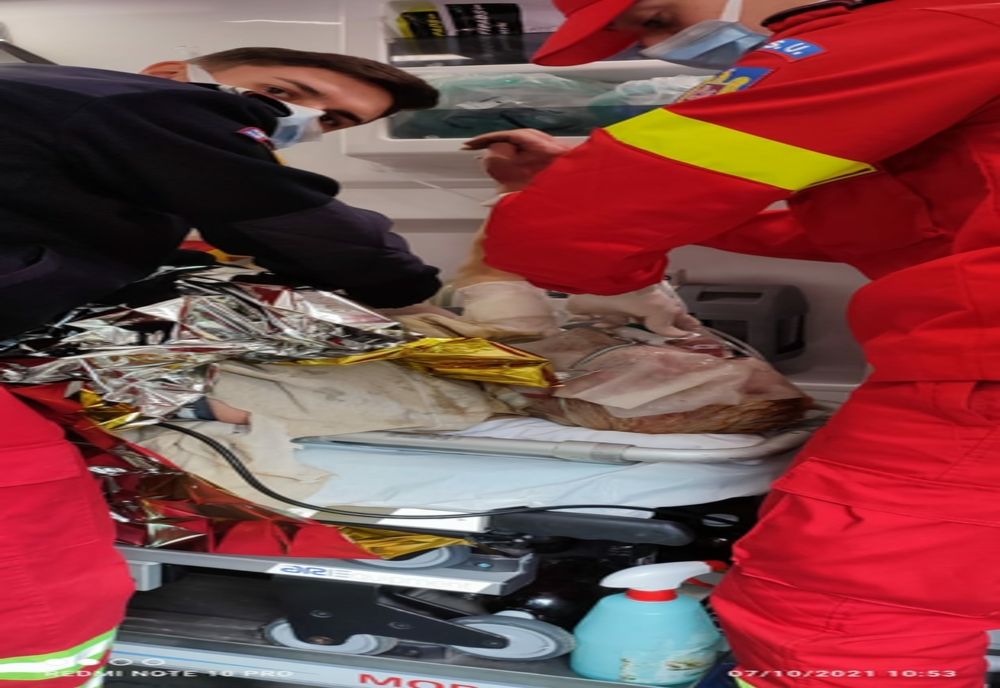 Un bătrân a ajuns la spital cu arsuri în urma unui incendiu- FOTO