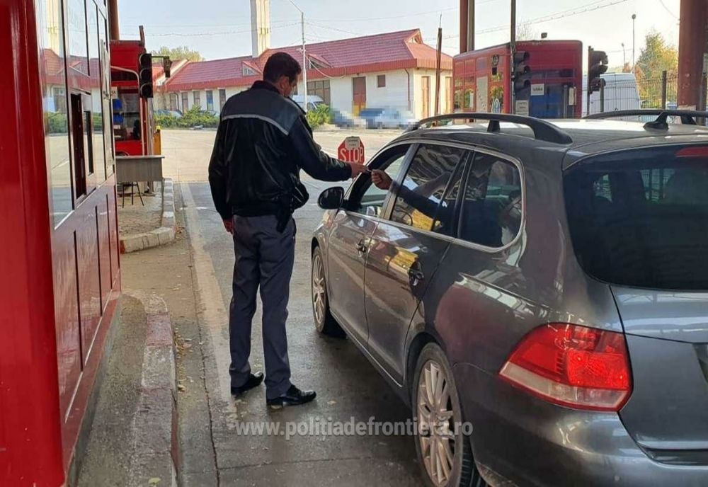 Intenționa să iasă din România cu un autoturism a cărui înmatriculare era suspendată și fără asigurare auto obligatorie