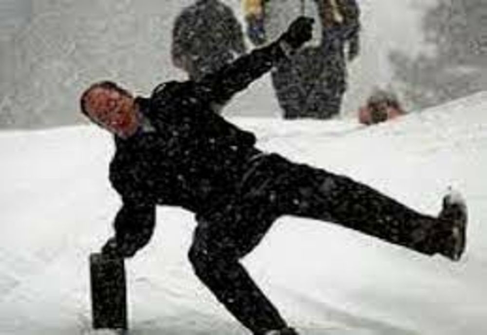 Zeci de oameni la spital, după ce au căzut pe gheață. Ce alte AFECȚIUNI aglomerează Urgențele