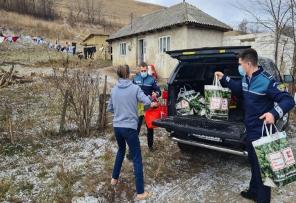 Zâmbete pentru copii, aduse de polițiști!