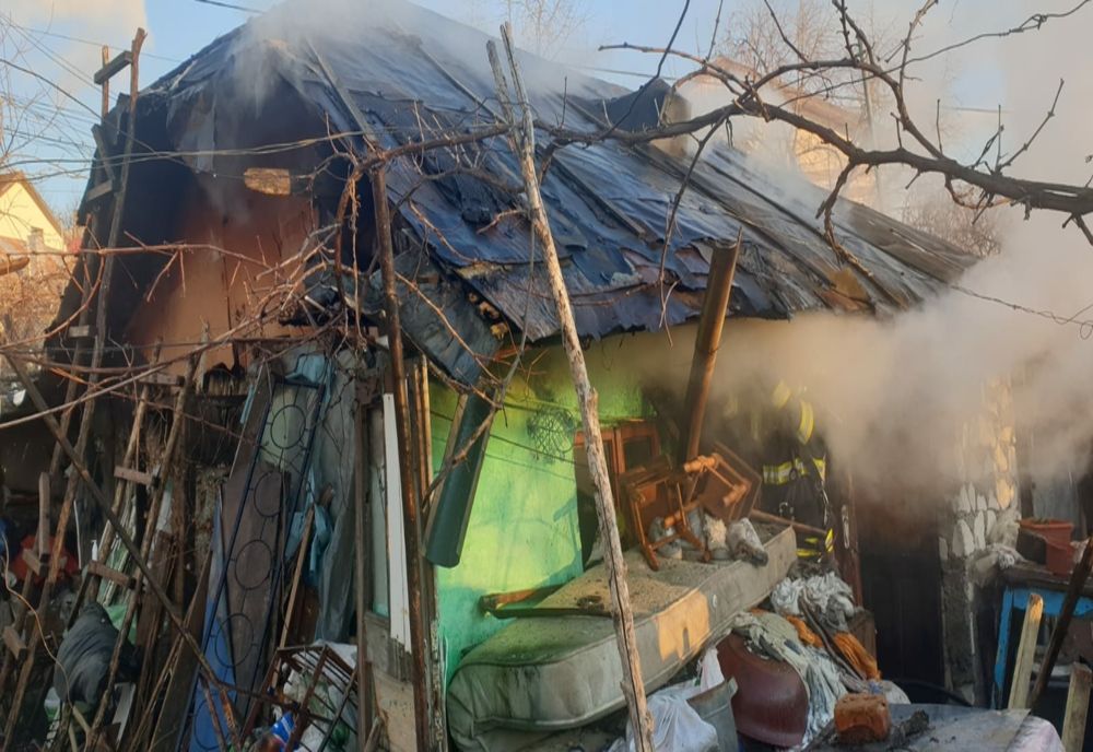 Bărbat mort în incendiul care i-a cuprins casa