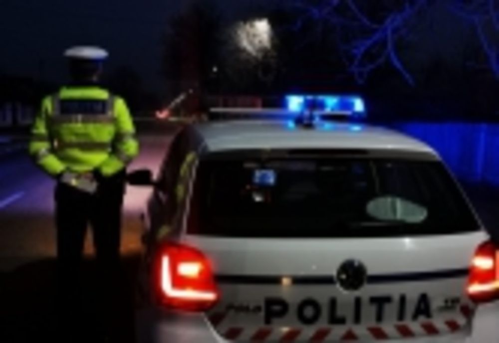 Beat la volan, a lovit un autoturism parcat. Ce a pățit șoferul