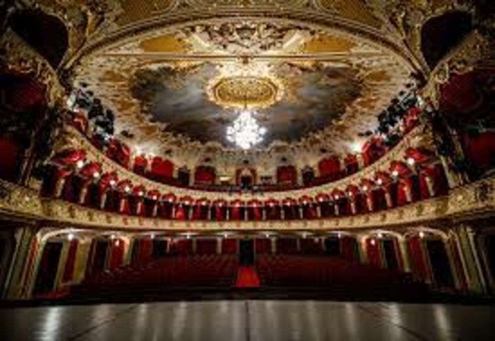 Artiștii de la Opera Națională au colindat medicii de la Universitate