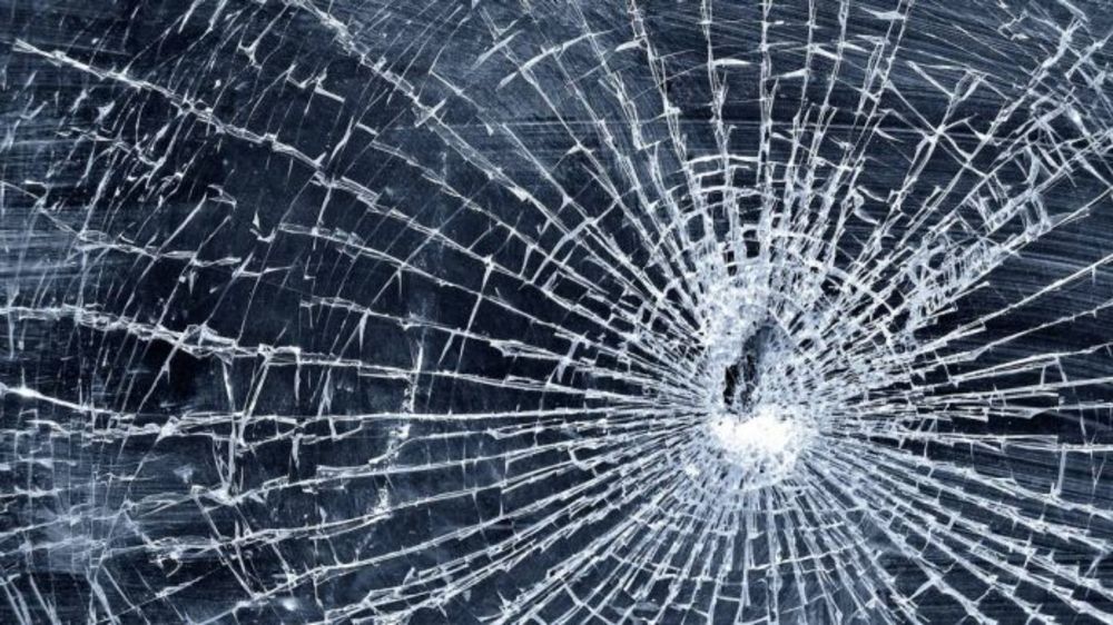 În arest pentru că a spart geamul de la ușa unui tramvai