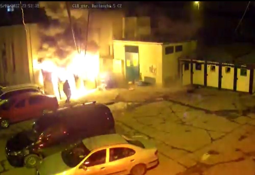 Polițiștii din Iași au stins un incendiu izbucnit la un tomberon și l-au săltat pe ”piroman”- VIDEO