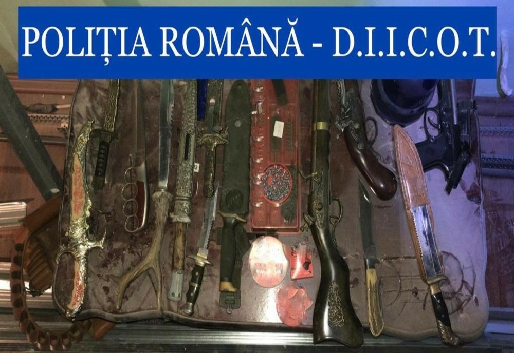 Percheziții la traficanții de minori. Zece persoane ridicate și duse la audieri