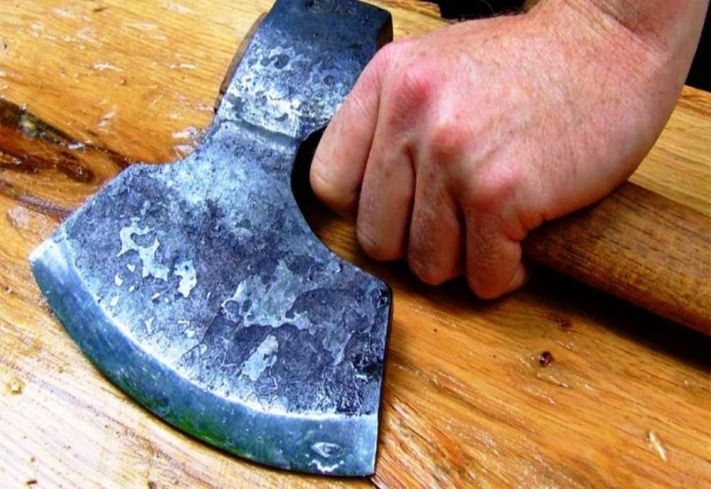 Un bărbat din Iaşi și-a decapitat mama cu un topor