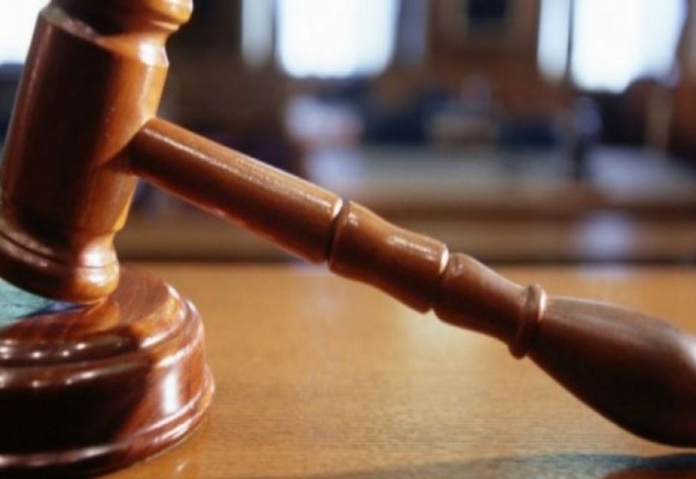 Nervii l-au costat scump pe un ieșean care a spart geamul de la ușa unui tramvai. A ajuns în fața judecătorului