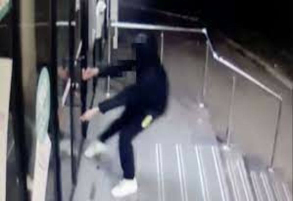 Hoț cu state vechi, reținut! A furat din mai multe societăți comerciale, inclusiv o bancă