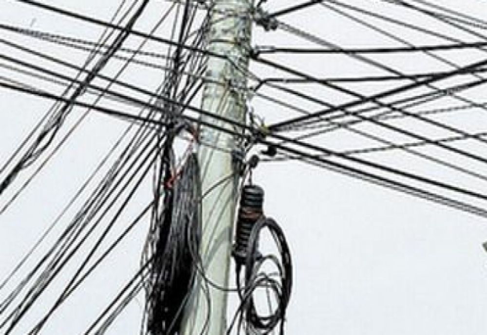 Cinci hoți din județul Iași au furat peste 1 kilometru de cablu dintr-un sat din Vaslui