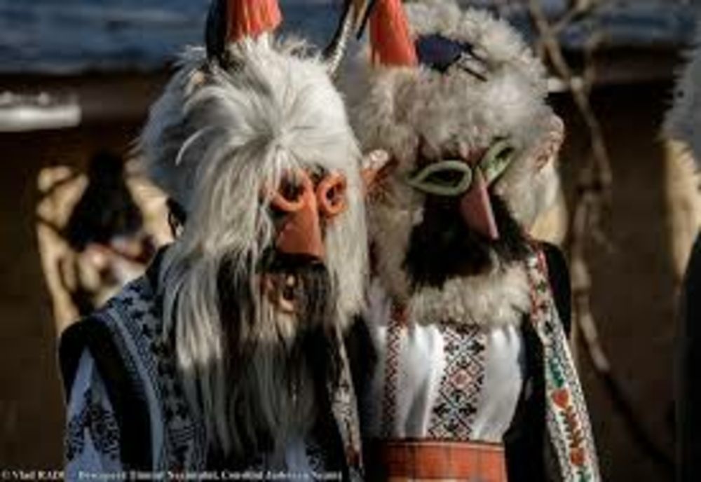 Nu s-a lăsat până nu a furat două măști tradiționale