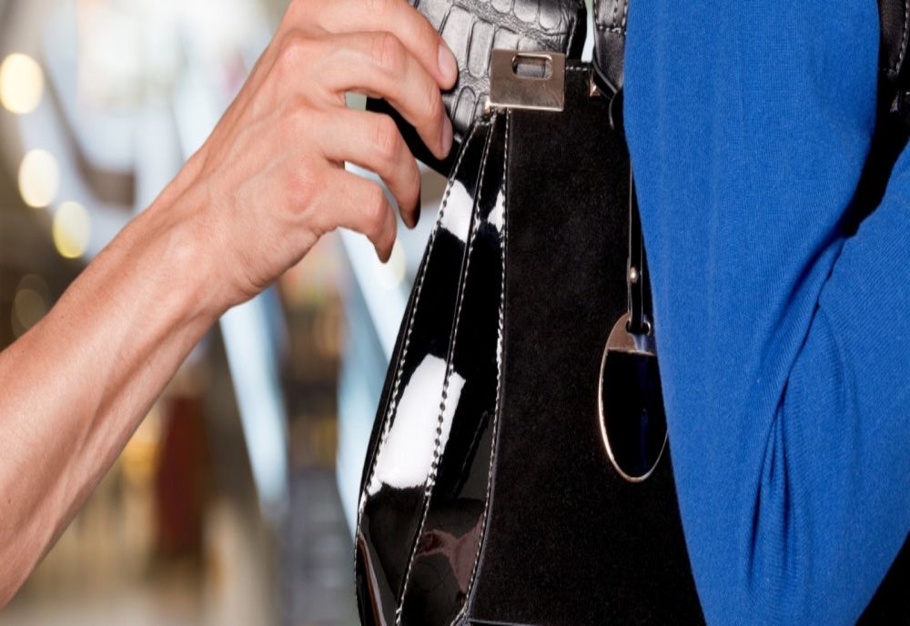 Atenție la buzunare! O femeie a fost lăsată fără portofel într-un magazin din Iași