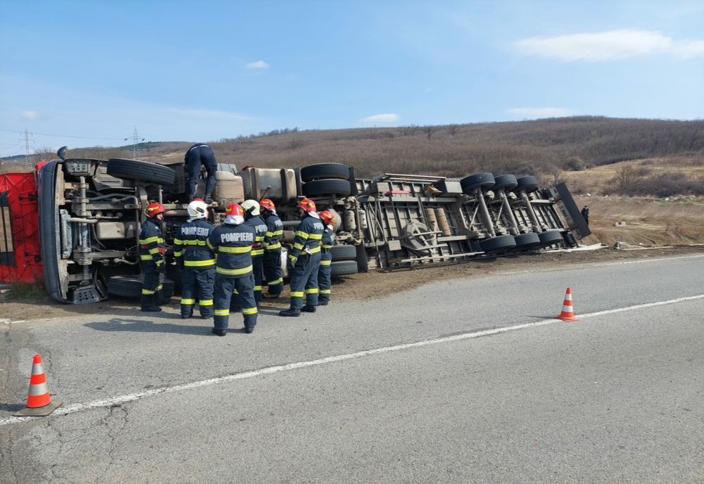 Un TIR încărcat cu peleți s-a răsturnat în Iași