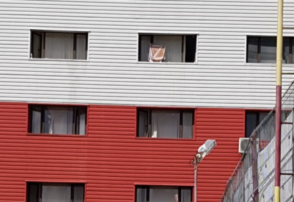 O persoană a sunat la 112 și a reclamat că într-un cămin studențesc este afișat „Z”-ul lui Putin