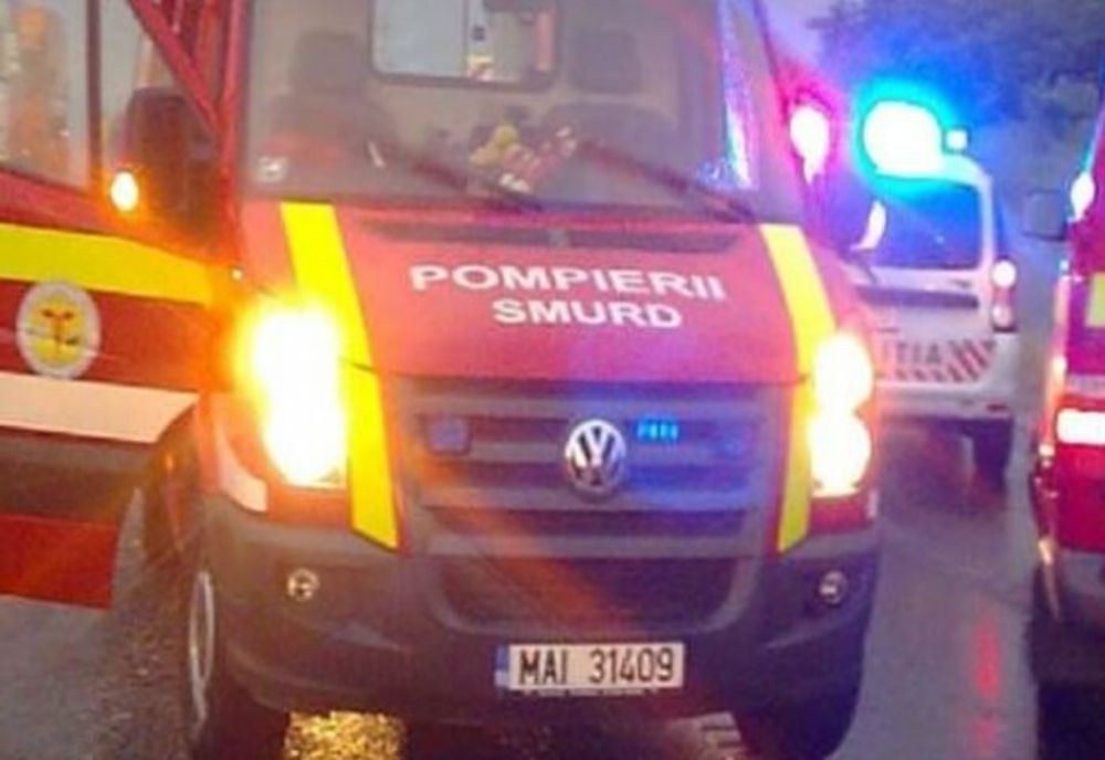 O femeie care a amenințat că se sinucide, dusă la spital 