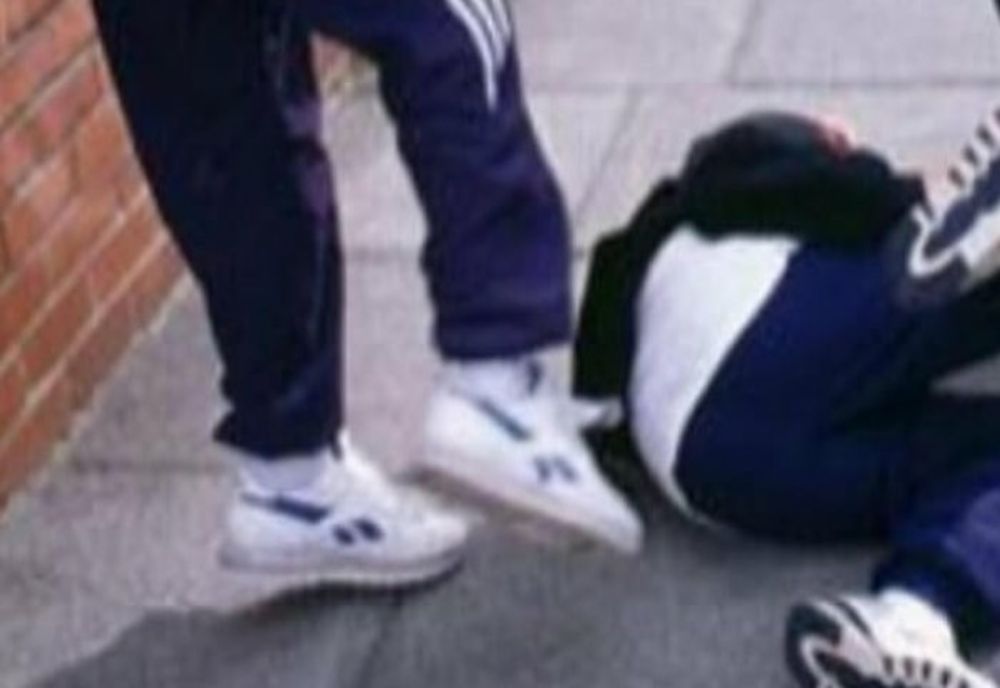 Doi bătăuși, în arest