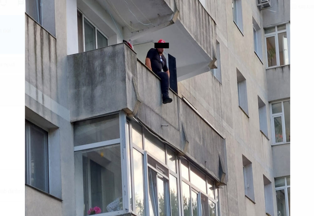 O persoană s-a urcat pe o balustradă de la etajul doi. Echipaje de poliție și salvatori au intervenit la fața locului