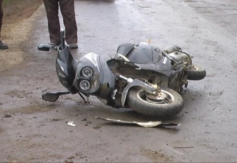 S-a urcat mort de beat pe un moped neînmatriculat! S-a ales cu răni și dosar penal