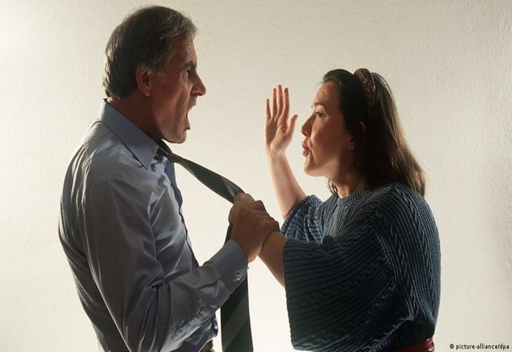 O femeie va sta 30 de zile în arest după ce și-a bătut tatăl