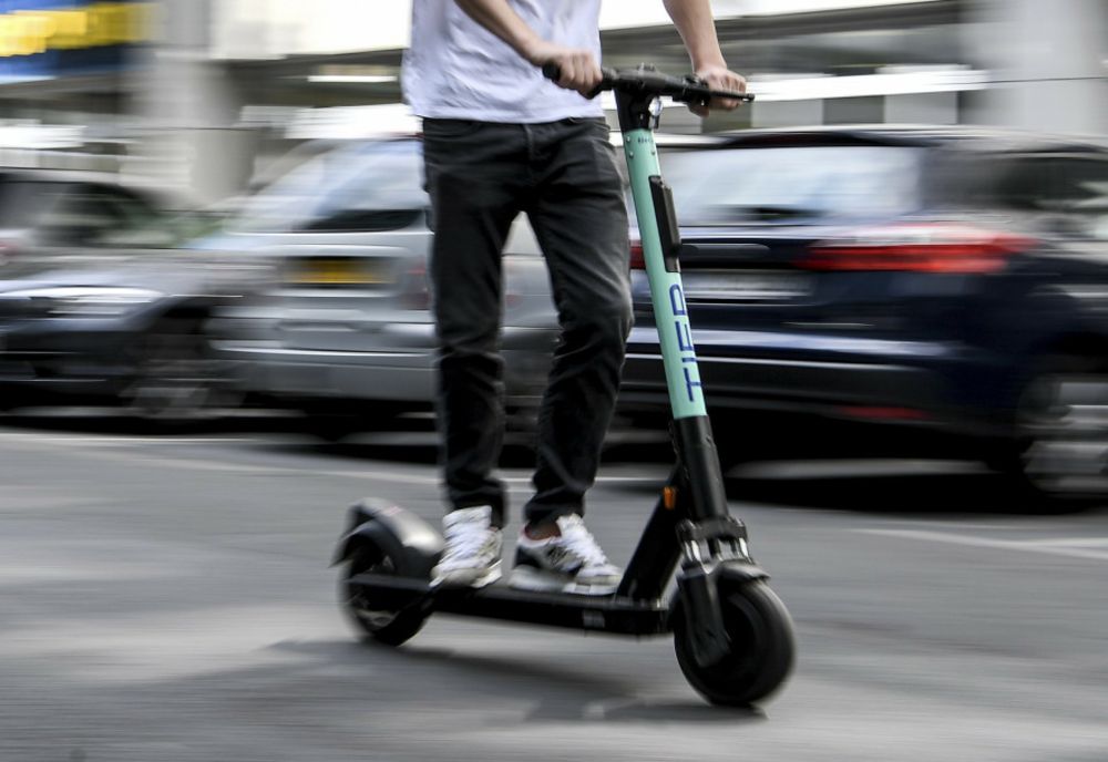 Trotinetă acroșată de un autoturism în Iași