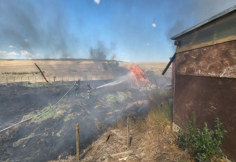 Pompierii se luptă cu flăcările din apropierea unei locuințe din comuna Letcani
