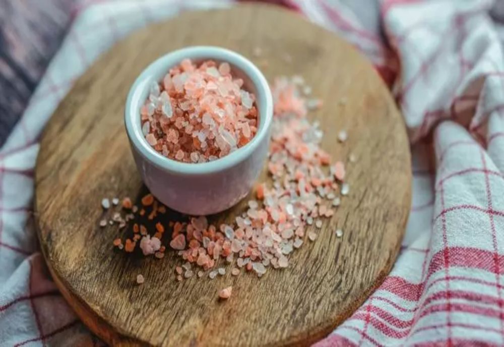 Motivul pentru care astăzi nu trebuie să pui sare în mâncare sub nicio formă - Puțină lume știe această tradiție
