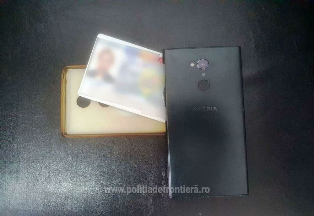 Carte de identitate falsă, ascunsă în husa telefonului
