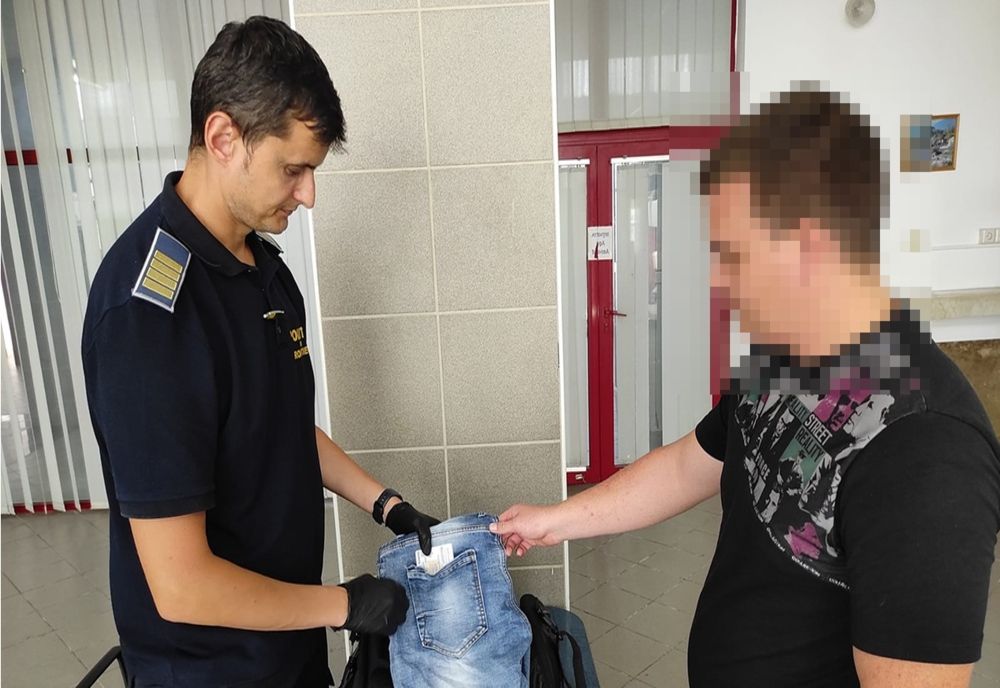 Carte de identitate falsă procurată cu 500 de euro, descoperită de poliţiştii de frontieră
