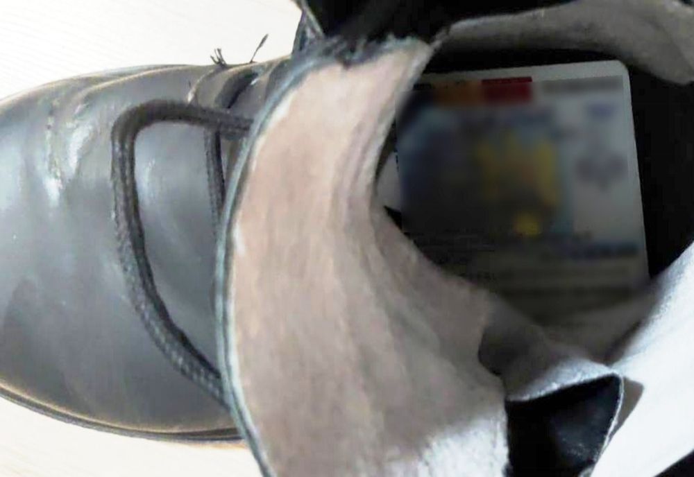 Carte de identitate falsă ascunsă în pantof