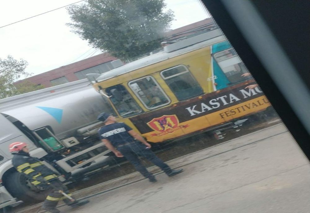 O autocisternă tamponată de un tramvai la Iași
