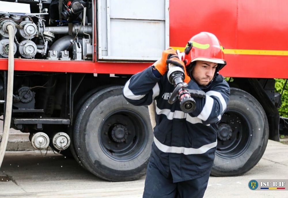 Intervenție a pompierilor ieșeni pentru stingerea unui incendiu izbucnit la un autoturism