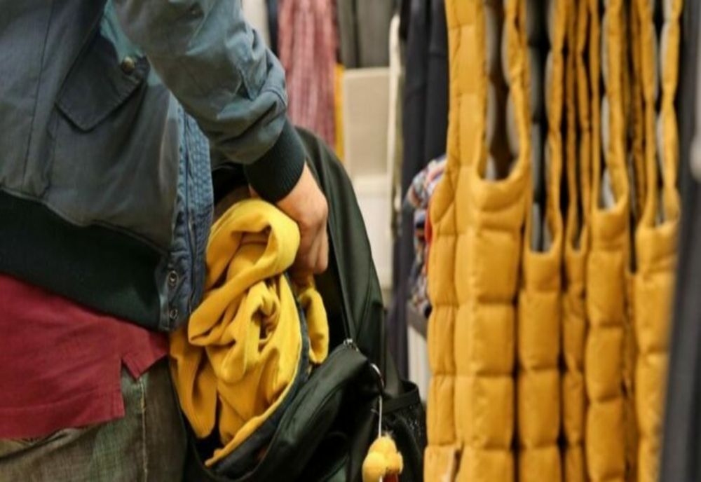 A furat haine din patru magazine 