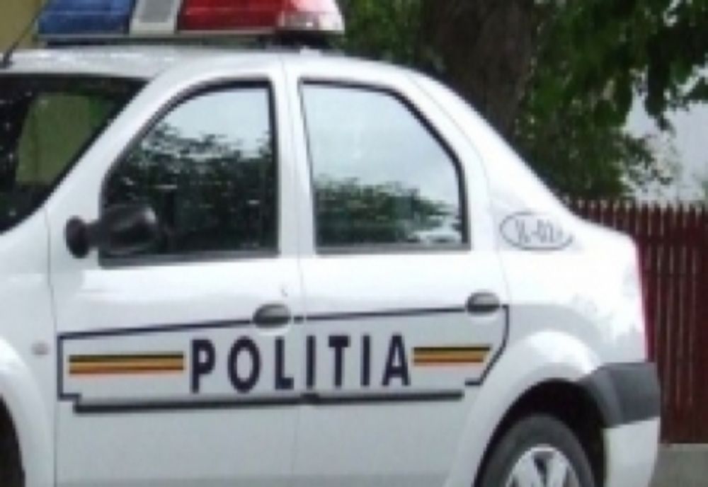 Mașină a poliției aflată în misiune, lovită în plin de un șofer. Doi agenți au ajuns la spital