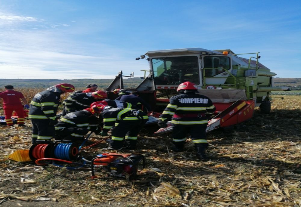 Și-a prins piciorul în combină! A fost solicitat elicopterul