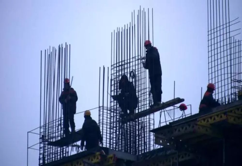 Românii se tem să-și mai cumpere locuințe. Scădere semnificativă a pieței imobiliare